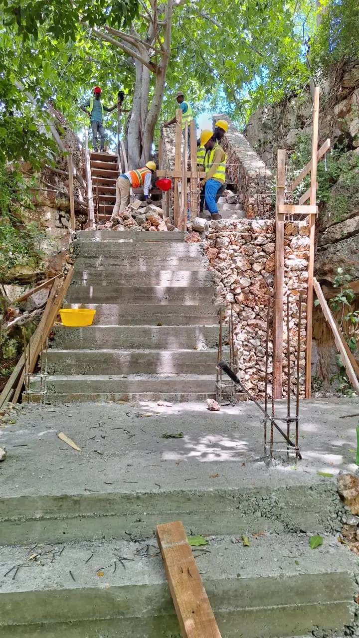 Construction des escaliers d'accès en béton sur le site