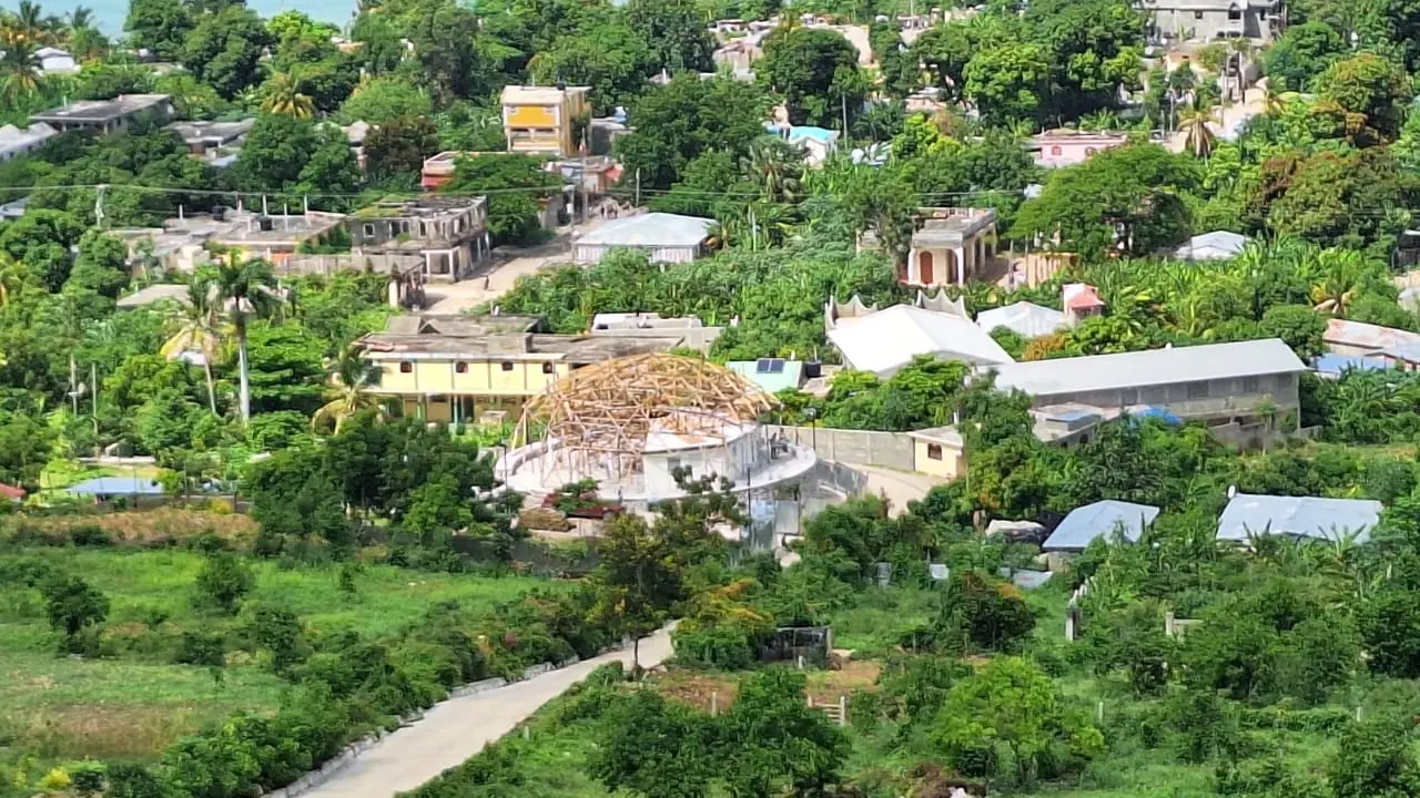 Vue d'ensemble du site et des bâtiments d'accueil